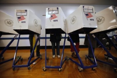 La gente vota durante las elecciones presidenciales de Estados Unidos en un centro de votación desplazado en la sección de Coney Island de Brooklyn, Nueva York, el 6 de noviembre de 2012. | (Foto: Reuters/Brendan McDermid)