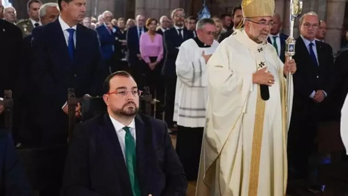 El arzobispo de Oviedo, Jesús Sanz Montes, pasa delante del presidente del Principado, Adrián Barbón (sentado) en la Basílica de Covadonga. Archivo/ EFE