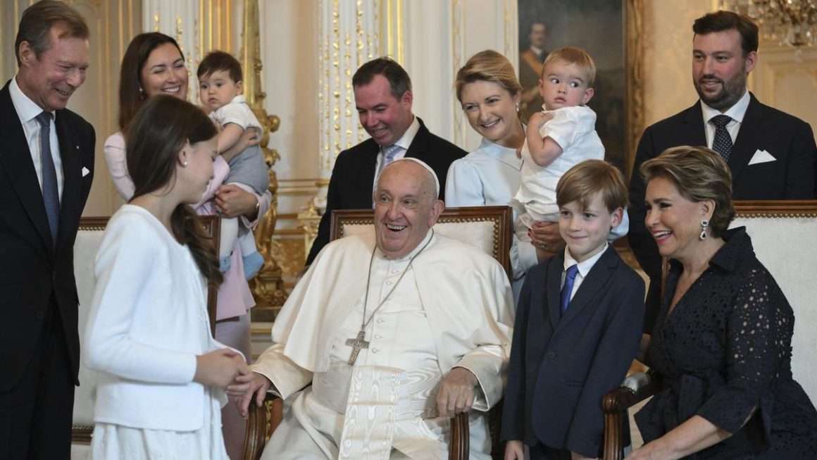 El papa Francisco, con la familia granducal de Luxemburgo, durante la visita oficial del pontífice el pasado jueves. EFE/EPA/Ciro Fusco