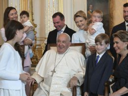 El papa Francisco, con la familia granducal de Luxemburgo, durante la visita oficial del pontífice el pasado jueves. EFE/EPA/Ciro Fusco