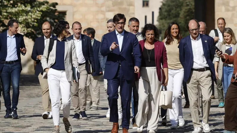 El presidente de la Generalitat, Salvador Illa, en una reunión de los consellers en el Monasterio de Poblet Kike Rincón - Europa Press