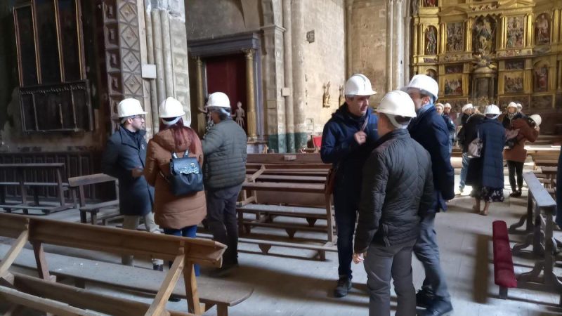 Visita de la comisión de Cultura del Parlamento de Navarra a la iglesia en marzo. U.L.