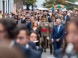 La presidenta del Parlamento canario, Astrid Pérez, junto camina junto al ministro de Política Territorial y Memoria Democrática, Ángel Víctor Torres, este domingo en la procesión en honor a la Virgen del Pino. ACFI PRESS/ Alejandro Barrosa