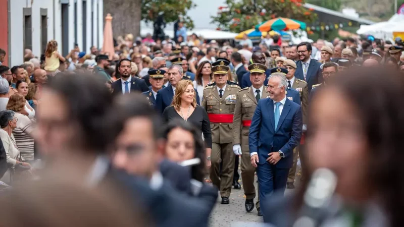 La presidenta del Parlamento canario, Astrid Pérez, junto camina junto al ministro de Política Territorial y Memoria Democrática, Ángel Víctor Torres, este domingo en la procesión en honor a la Virgen del Pino. ACFI PRESS/ Alejandro Barrosa