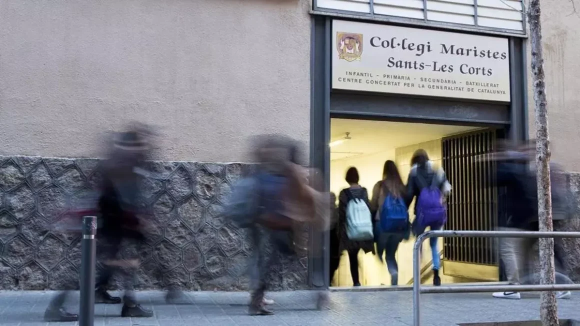 Acceso al colegio de los Maristas de Sants-Les Corts. / FERRAN NADEU