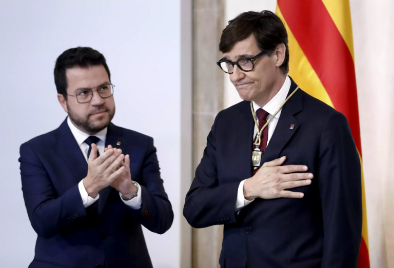 Salvador Illa, acompañado de Pere Aragonès, en su acto de toma de posesión como President de la Generalitat.