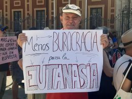 Concentración frente al Palacio de San Telmo en Sevilla en favor de la eutanasia. Foto: DMD Andalucía