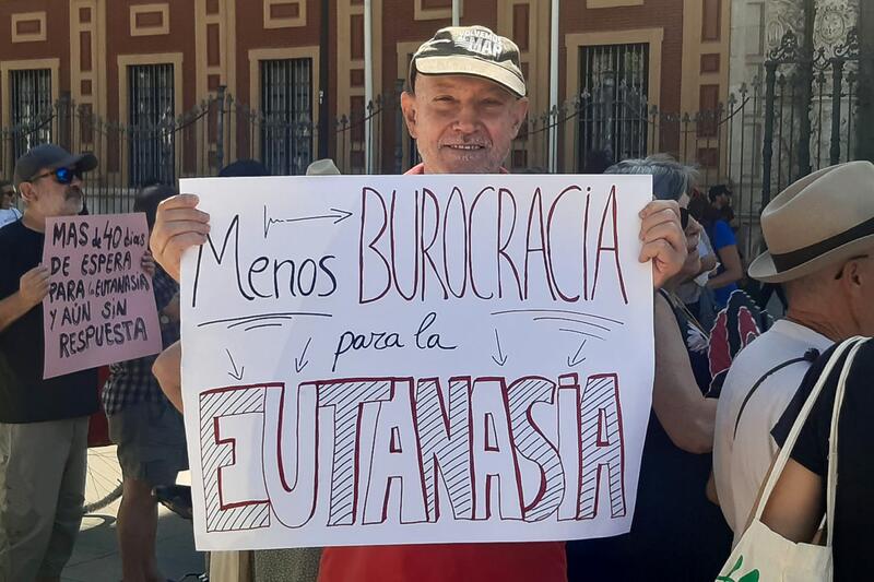 Concentración frente al Palacio de San Telmo en Sevilla en favor de la eutanasia. Foto: DMD Andalucía