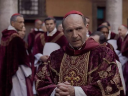 Ralph Fiennes, en el papel del cardenal Lawrence. Focus Features