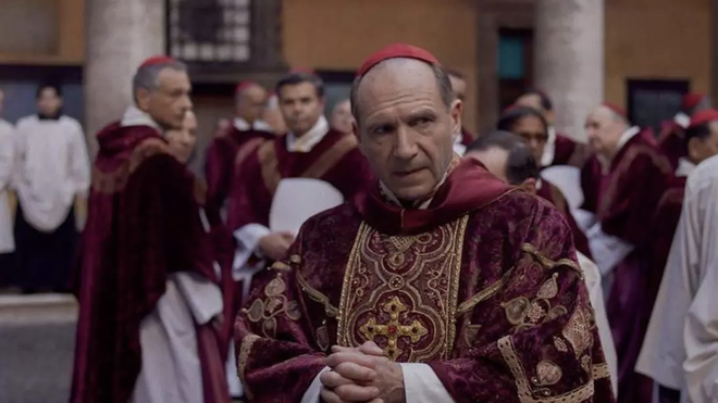 Ralph Fiennes, en el papel del cardenal Lawrence. Focus Features