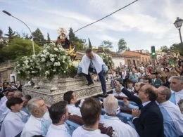 El alcalde (PP) de Cáceres entrega el bastón de mando a la Virgen de la Montaña durante la procesión.