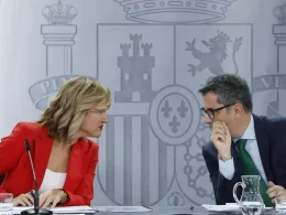 Pilar Alegría y Félix Bolaños en la rueda de prensa del martes. Javier Lizón / EFE