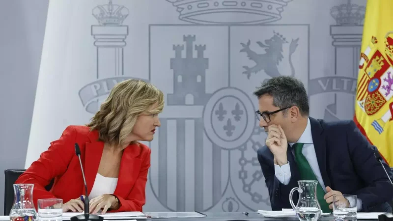 Pilar Alegría y Félix Bolaños en la rueda de prensa del martes. Javier Lizón / EFE