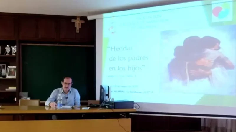 Federico M. V. imparte una charla organizada por la Asociación Católica de Maestros de València.