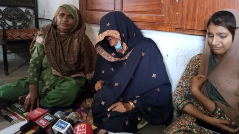 La familia de Shah Nawaz -madre Rehmat Kunbhar (izquierda), esposa Niamat Bibi (centro) e hija Hareem Nawaz (derecha)- habla con los medios de comunicación en su residencia de Umerkot, distrito de la provincia paquistaní de Sindh, el 21 de septiembre. Allah Bux/AP