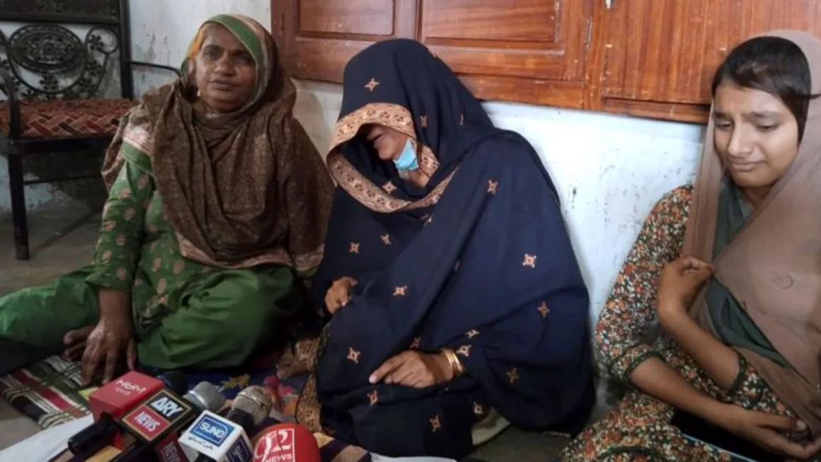 La familia de Shah Nawaz -madre Rehmat Kunbhar (izquierda), esposa Niamat Bibi (centro) e hija Hareem Nawaz (derecha)- habla con los medios de comunicación en su residencia de Umerkot, distrito de la provincia paquistaní de Sindh, el 21 de septiembre. Allah Bux/AP