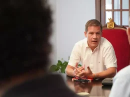 El alcalde de Xàtiva, Roger Cerdà, en una reunión de trabajo. Ajuntament de Xàtiva.