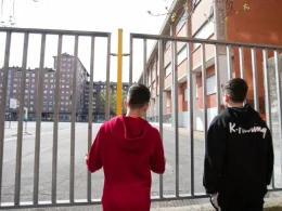 Dos adolescentes observan el patio de un colegio, en una imagen de archivo.Europa Press