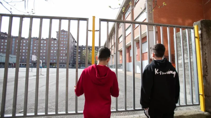 Dos adolescentes observan el patio de un colegio, en una imagen de archivo.Europa Press