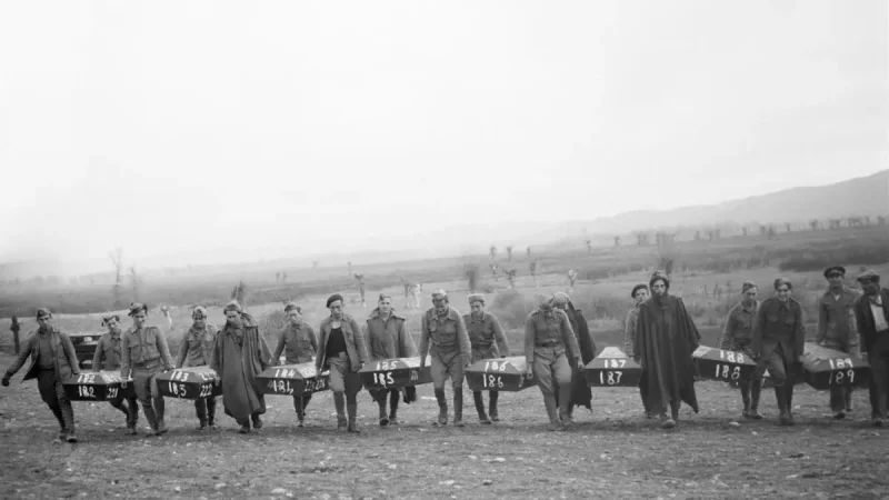 Tras una exhumación realizada en Torrejón de Ardoz (Madrid), varias personas transportan féretros para ser trasladados al cementerio de Paracuellos del Jarama. HERMES PATO/EFE