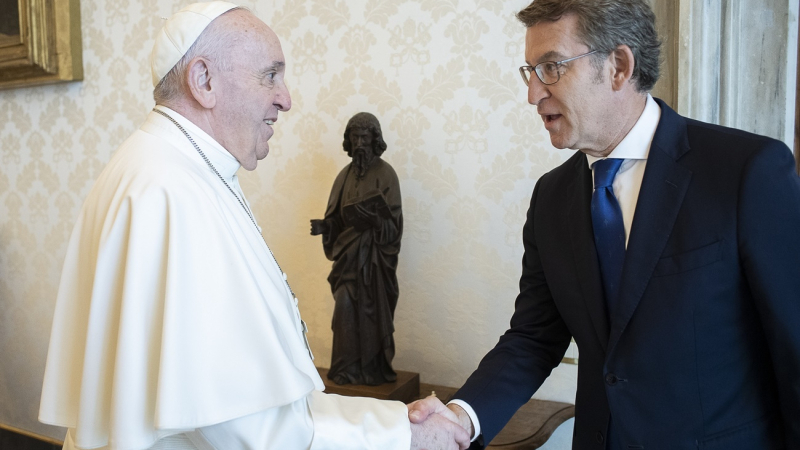 Feijóo con el Papa durante la visita que le sirvió para no acudir a la manifestación de la Plaza de Colón de Madrid de junio de 2021 (Foto: Europa Press).