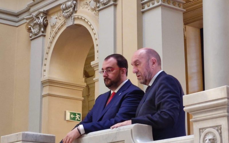 El presidente del Principado en funciones, el socialista Adrián Barbón, con el presidente de la Junta General, Juan Cofiño, tras mantener la primera reunión institucional en sede parlamentaria.