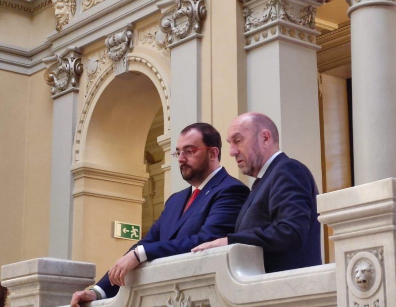 El presidente del Principado en funciones, el socialista Adrián Barbón, con el presidente de la Junta General, Juan Cofiño, tras mantener la primera reunión institucional en sede parlamentaria.