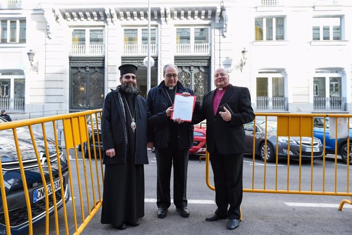 Archivo - El representante de la Iglesia ortodoxa del Patriarcado de Rumanía, el secretario general de la CEE y el obispo de la Iglesia Española Reformada Episcopal, con una declaración interreligiosa sobre la dignidad de la vida humana, en febrero de 202 - Gustavo Valiente - Europa Press - Archivo