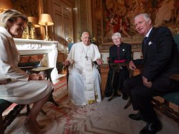 27 September 2024, Belgium, Brussels: King Philippe - Filip of Belgium (R) and Queen Mathilde of Belgium (L) receive Pope Francis during a papal visit to the Royal Castle in Laeken, Brussels. Photo: Pool Olivier Hoslet/Belga/dpa