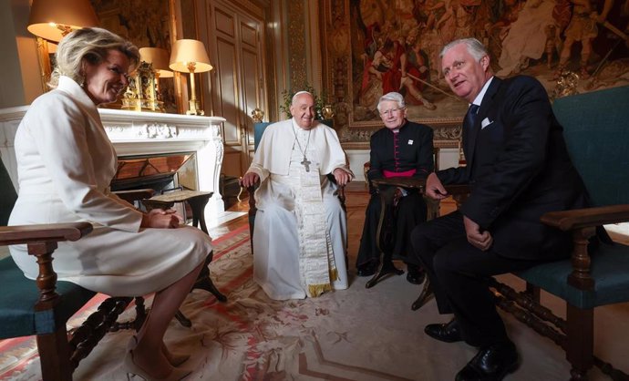 27 September 2024, Belgium, Brussels: King Philippe - Filip of Belgium (R) and Queen Mathilde of Belgium (L) receive Pope Francis during a papal visit to the Royal Castle in Laeken, Brussels. Photo: Pool Olivier Hoslet/Belga/dpa