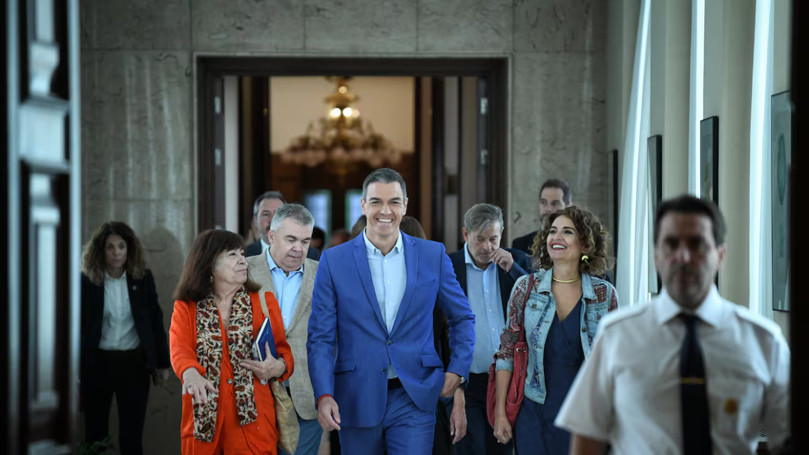 De izquierda a derecha, la presidenta del PSOE, Cristina Narbona, el presidente del Gobierno, Pedro Sánchez, y la vicepresidenta primera, María Jesús Montero, llegan a la reunión interparlamentaria socialista en el Congreso, este lunes.Foto: Fernando Sánchez (Europa Press)