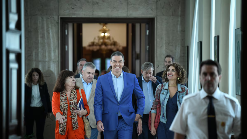 De izquierda a derecha, la presidenta del PSOE, Cristina Narbona, el presidente del Gobierno, Pedro Sánchez, y la vicepresidenta primera, María Jesús Montero, llegan a la reunión interparlamentaria socialista en el Congreso, este lunes.Foto: Fernando Sánchez (Europa Press)