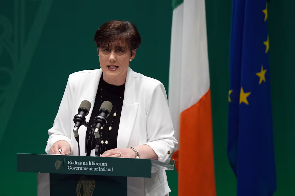 La ministra irlandesa de Educación, Norma Foley, en la rueda de prensa donde ha anunciado este martes la creación de la comisión, en Dublín.Niall Carson (PA Images via Getty Images)