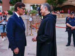 Illa, con el abad de Montserrat, Manel Gasch, antes del inicio del acto institucional de apertura del milenario de la abadía celebrado el día 7 en el monasterio benedictino.Quique García (EFE)