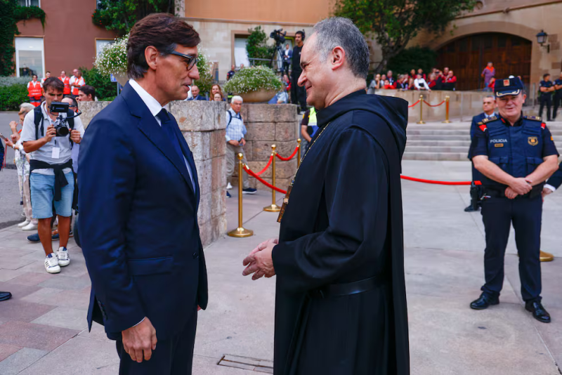 Illa, con el abad de Montserrat, Manel Gasch, antes del inicio del acto institucional de apertura del milenario de la abadía celebrado el día 7 en el monasterio benedictino.Quique García (EFE)