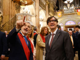 El alcalde de Barcelona, Jaume Collboni, muestra detalles de la basílica de la Mercè al presidente de la Generaltiat, Salvador Illa, antes de la misa de la patrona, este martes.Gianluca Battista