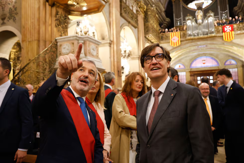 El alcalde de Barcelona, Jaume Collboni, muestra detalles de la basílica de la Mercè al presidente de la Generaltiat, Salvador Illa, antes de la misa de la patrona, este martes.Gianluca Battista