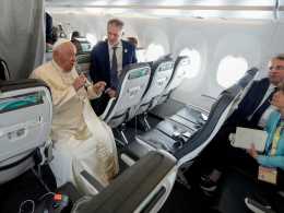 El Papa conversa este domingo con los periodistas en el vuelo de regreso a Roma tras su visita a Bélgica y Luxemburgo.Foto: Andrew Medichini (via REUTERS)