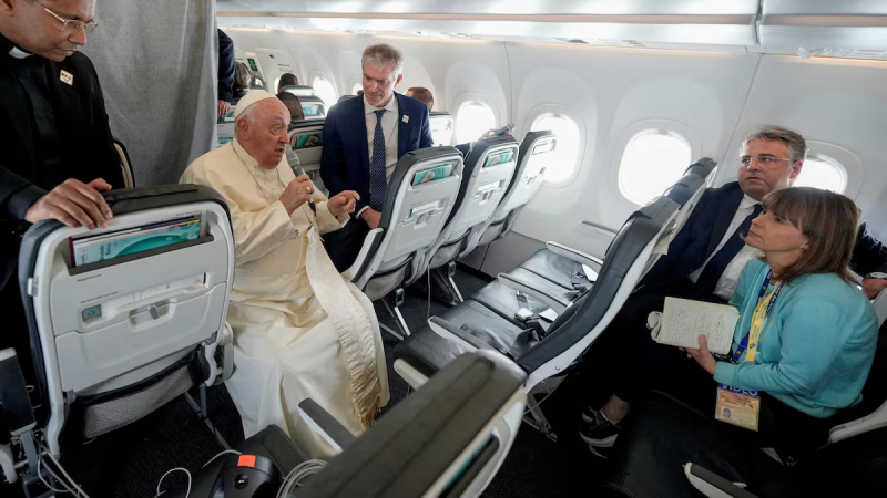 El Papa conversa este domingo con los periodistas en el vuelo de regreso a Roma tras su visita a Bélgica y Luxemburgo.Foto: Andrew Medichini (via REUTERS)