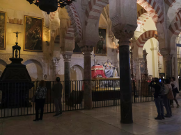 Fascistol y altar dedicado a San Juan de Ávila en la quibla, el muro que alberga el mihrab de la Mezquita-catedral de Córdoba.PACO PUENTES