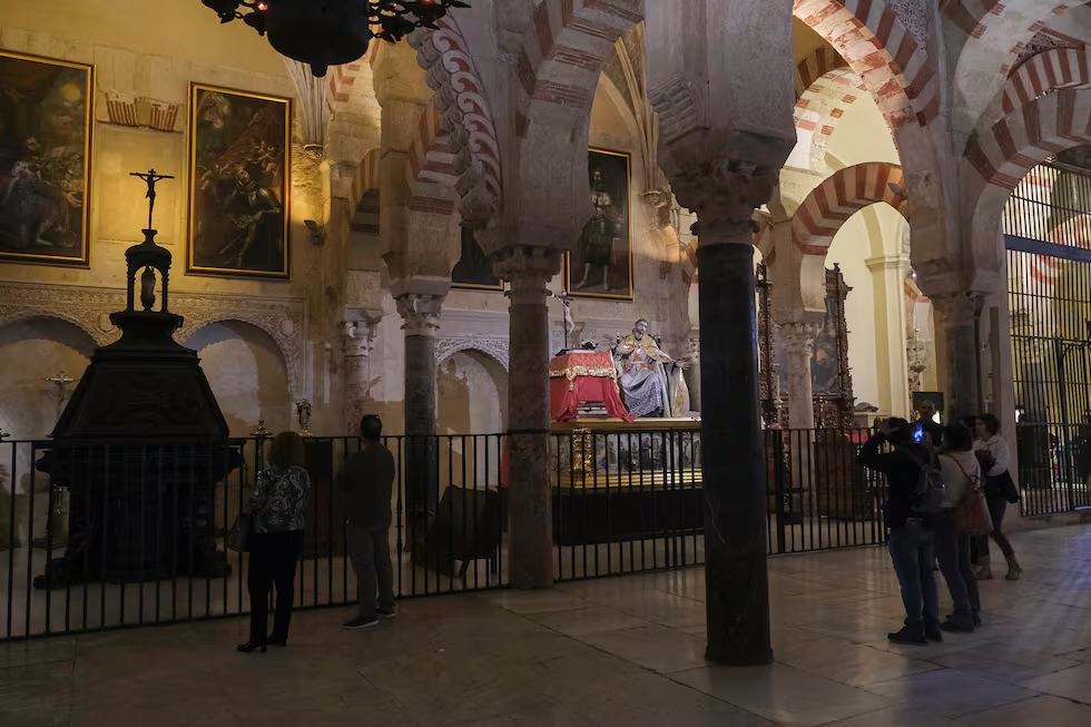 Fascistol y altar dedicado a San Juan de Ávila en la quibla, el muro que alberga el mihrab de la Mezquita-catedral de Córdoba.PACO PUENTES