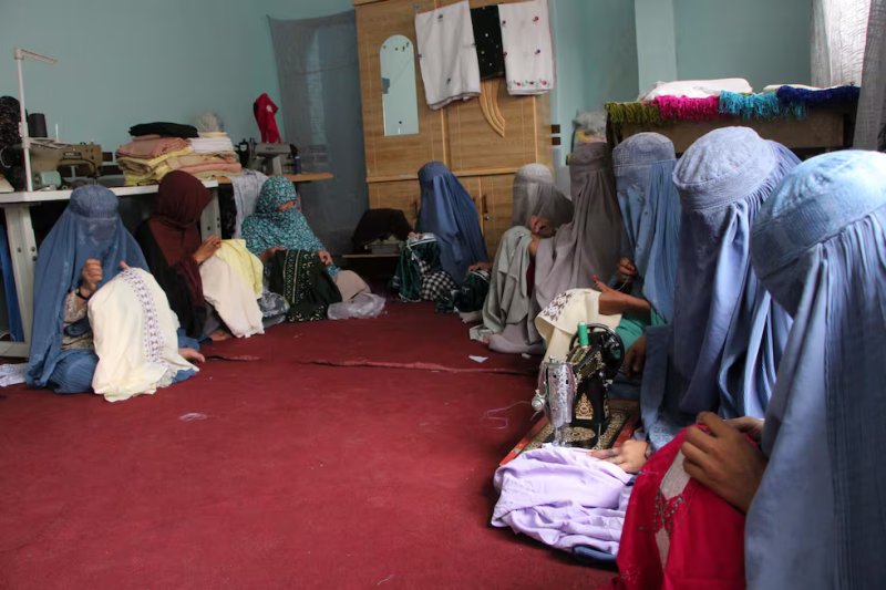 Mujeres afganas cosen ropa en un taller de Kandahar este miércoles.QUDRATULLAH RAZWAN