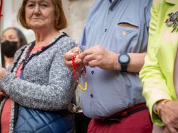 Varias personas durante una concentración para rezar colectivamente el rosario, a las puertas de la iglesia del Inmaculado Corazón de María, a 8 de junio de 2024, en Madrid (España). EP