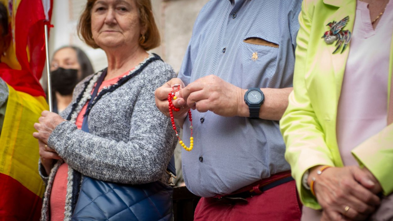 Varias personas durante una concentración para rezar colectivamente el rosario, a las puertas de la iglesia del Inmaculado Corazón de María, a 8 de junio de 2024, en Madrid (España). EP