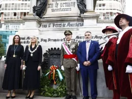 Entrega de flores ante el monumento de Isabel la Católica. / Antonio L. Juárez / Photographerssports