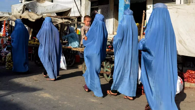 Mujeres afganas vestidas con burka caminan por una calle en un mercado de Kandahar el 6 de octubre de 2024. Foto de SANAULLAH SEIAM/AFP vía Getty Images