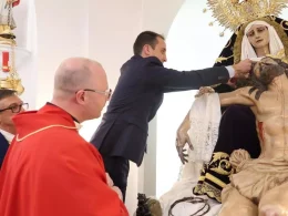 Alcalde imponiendo condecoración a la Virgen. / D.A