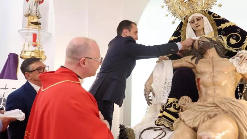 Alcalde imponiendo condecoración a la Virgen. / D.A