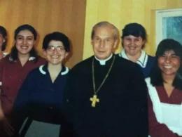 Dos de las denunciantes, Norma Martínez (der) y Dora López (izq), con el prelado del Opus Dei Javier Echevarría. foto cedida