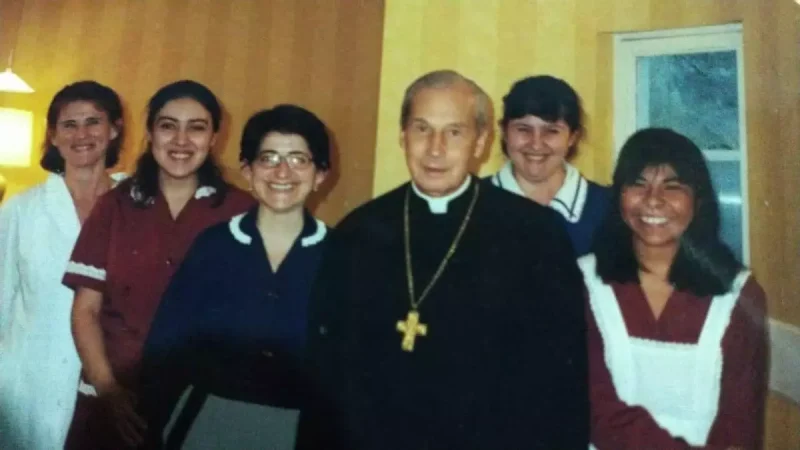 Dos de las denunciantes, Norma Martínez (der) y Dora López (izq), con el prelado del Opus Dei Javier Echevarría. foto cedida